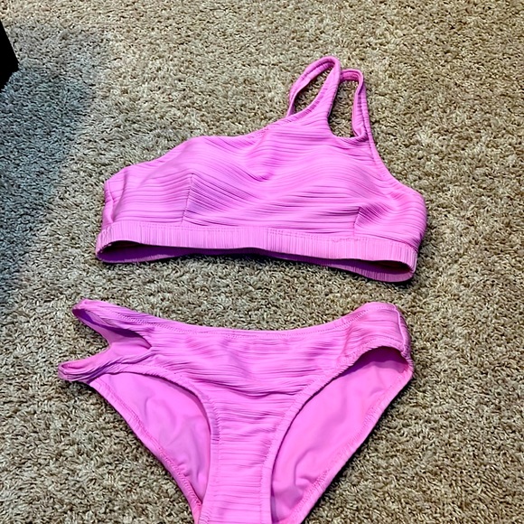 Bikini - Picture 1 of 1